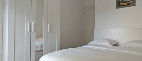 2 slaapkamers, een strijkplank/strijkijzer, gratis wifi, beddengoed