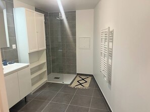 Haartrockner, Handtücher, Seife, Toilettenpapier