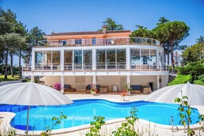 A modern two-story house with a large glass balcony, a swimming pool, and outdoor seating. - Villa del Sole Martina Franca (Martina Franca)