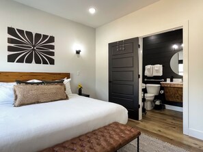 5 habitaciones, tabla de planchar con plancha y cuna de viaje