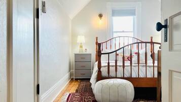 4 Schlafzimmer, Schreibtisch, Bügeleisen/Bügelbrett, Reisekinderbett