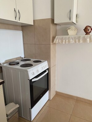 Private kitchen - Stylish Family Retreat with Stunning Sea Views, Terrace & Steps to the Beach (Blace)