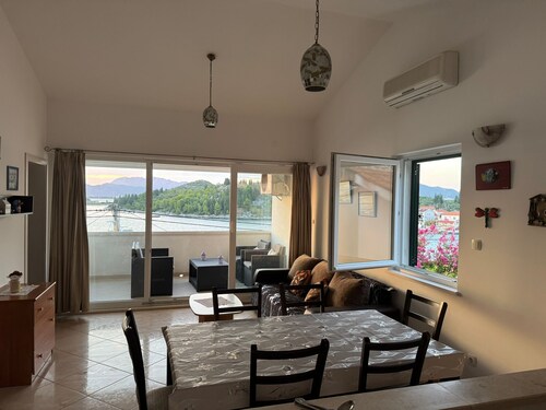 Stylish Family Retreat with Stunning Sea Views, Terrace & Steps to the Beach