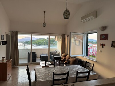 Stylish Family Retreat with Stunning Sea Views, Terrace & Steps to the Beach