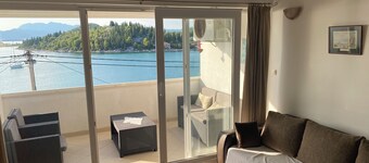 đŽ Discover Your Oasis in Blace, Croatia - 2-bed Flat by the Serene Beach! đŽ