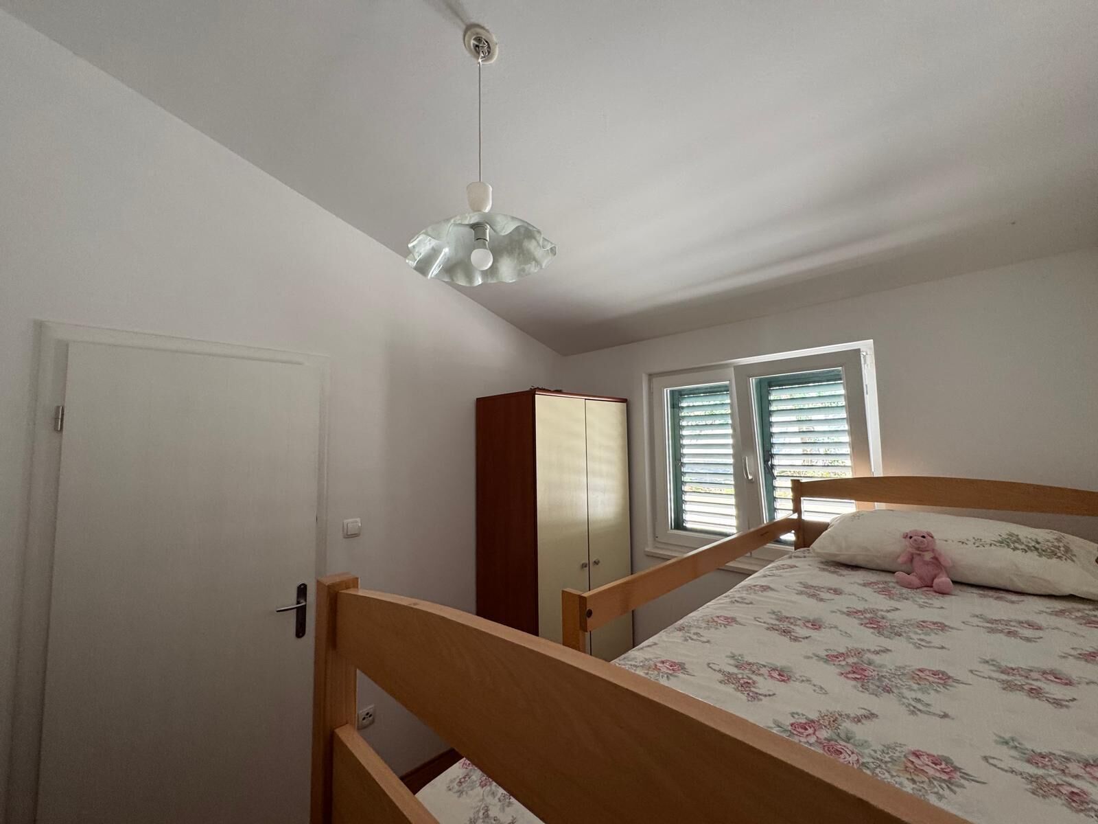 2 bedrooms, iron/ironing board, bed sheets