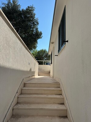 Property grounds - Stylish Family Retreat with Stunning Sea Views, Terrace & Steps to the Beach (Blace)