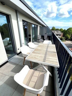 Outdoor dining - Comfort vacation apartment "Grön Quarteer III" in a climatic health resort near the North Sea (Schortens)