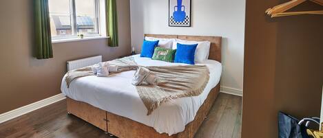 4 عدّة غرف نوم وواي فاي وملاءات أسرّة