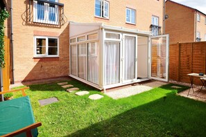 Outdoor dining - Lagoon House Tamworth (Wilnecote)