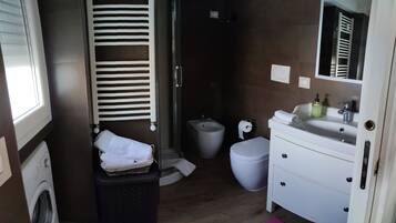 Secadora de cabello, toallas, jabón, papel de baño