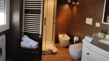 Haartrockner, Handtücher, Seife, Toilettenpapier