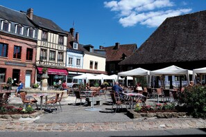 Outdoor dining - Lyons-la-Forêt, charming Orfea's home, sleeps 8. Forest access, baby-friendly (Le Tronquay)