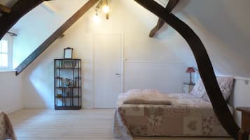 3 habitaciones, escritorio, tabla de planchar con plancha y wifi