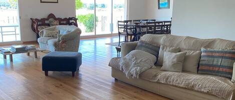 Una televisión de pantalla plana