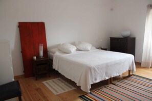 5 bedrooms, desk, iron/ironing board, WiFi