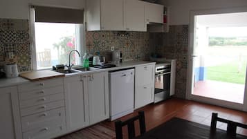 Een koelkast, een oven, een kookplaat, een vaatwasser