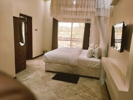 Habitación familiar con 2 camas individuales | Zona de estar | Smart TV de 32 pulgadas con canales digitales