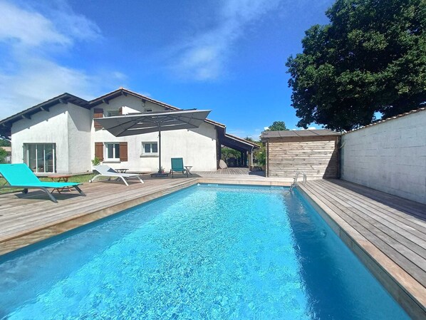 Una piscina al aire libre