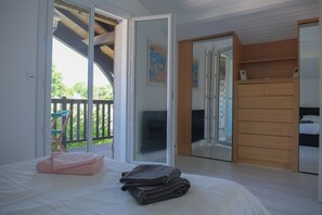 4 habitaciones, escritorio y tabla de planchar con plancha 