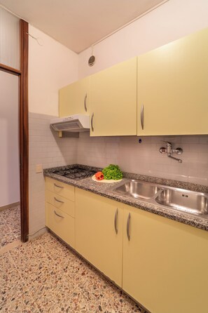 Køleskab, mikrobølgeovn, kogeplade, kaffe-/temaskine