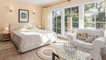 4 chambres, bureau, fer et planche à repasser, lit parapluie