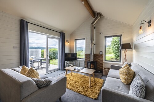 Premium 2 Bedroom pet-friendly Lodge with woodburner and amazing views just outside Pitlochry, Perth