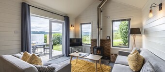 Premium 2 Bedroom pet-friendly Lodge with woodburner and amazing views just outside Pitlochry, Perth