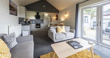 Premium 2 Bedroom pet-friendly Lodge with woodburner and amazing views just outside Pitlochry, Perth