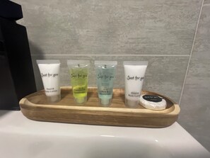 Hårføner, håndklær, såpe og sjampo