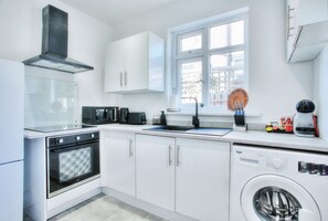 Kjøleskap, mikrobølgeovn, ovn og kokeplater