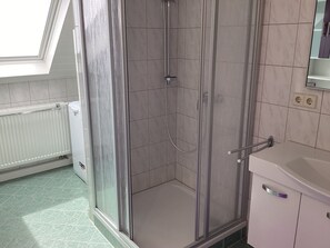 Haartrockner, Handtücher, Toilettenpapier