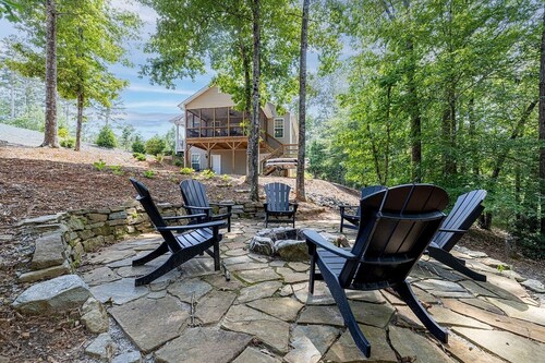 Wakeboard Run on Lake Keowee- with dock + Firepit + sleeps 14