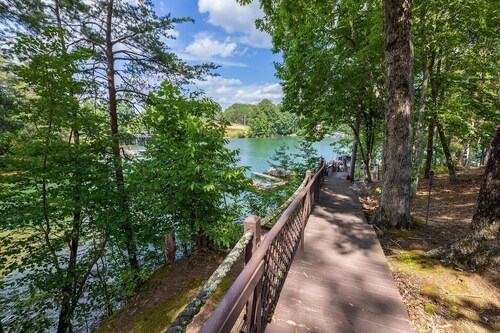Wakeboard Run on Lake Keowee- with dock + Firepit + sleeps 14