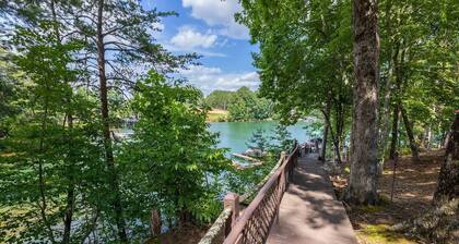 Wakeboard Run on Lake Keowee- with dock + Firepit + sleeps 14