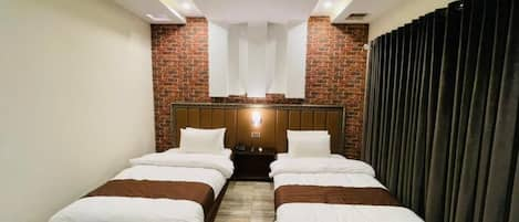 Deluxe Double Room | Desk, soundproofing, iron/ironing board, free WiFi