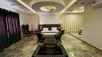 Deluxe Double Room | Desk, soundproofing, iron/ironing board, free WiFi