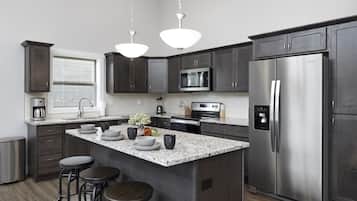 冷蔵庫、電子レンジ、オーブン、コンロ