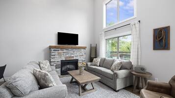 Smart TV, fireplace, table tennis