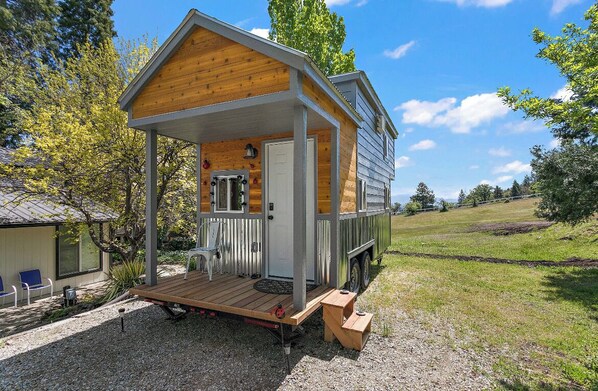 Exterior - Tiny Living at its Finest… 🐞 (Central Point)