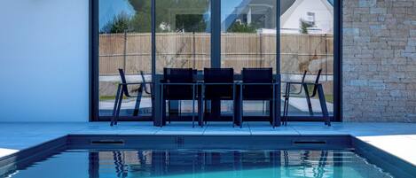 Een verwarmd zwembad