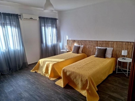 3 bedrooms, WiFi, bed sheets. Morgado Guesthouse