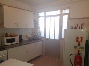 Kühlschrank, Ofen, Herdplatte, Kochgeschirr/Geschirr/Besteck