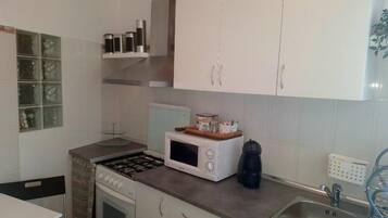 Refrigerador, horno, parrilla de estufa y utensilios de cocina