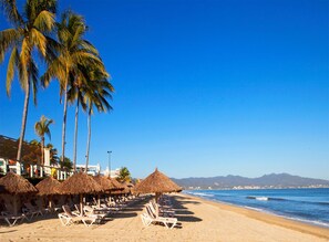 Sun-loungers, beach towels - Habitación Hotel Samba Vallarta a pie de Playa (México)