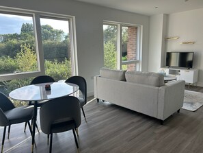 Smart TV, books - Modern 1 bedroom apartment with free parking in Colindale (London)