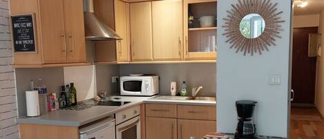 Réfrigérateur, micro-ondes, plaque de cuisson, cafetiÚre/bouilloire