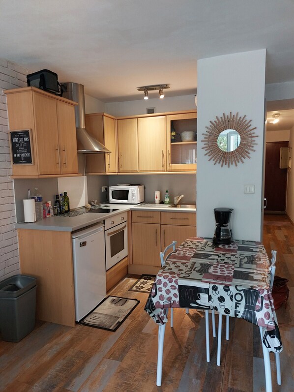 Réfrigérateur, micro-ondes, plaque de cuisson, cafetière/bouilloire