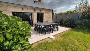 Outdoor dining - Cosy Maison Familiale 10 Personnes (Péaule)
