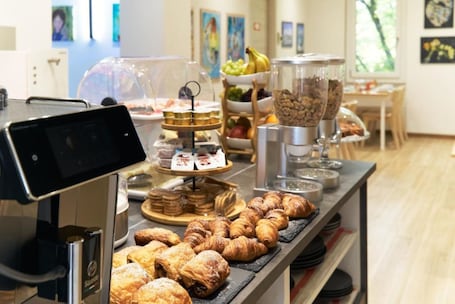 Desayuno buffet diario (EUR 12 por persona)